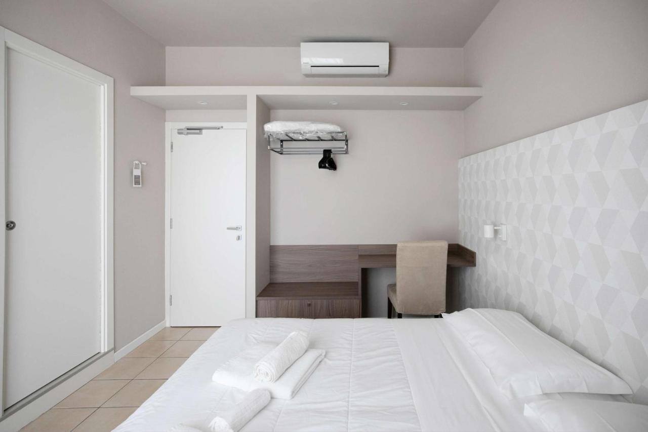 Hotel Benvenuto Каорле Экстерьер фото