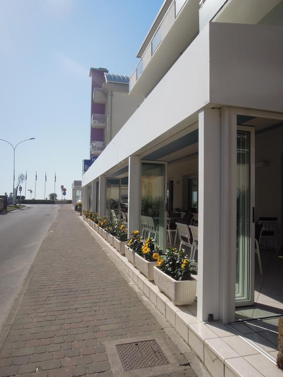 Hotel Benvenuto Каорле Экстерьер фото